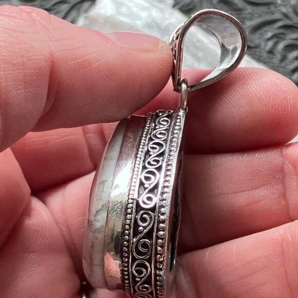 Natural Howlite Handcrafted Stone Jewelry Crystal Pendant - Picture 4 of 7